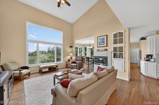 4054 Calumet Drive W, Oakland Charter Township, MI 48306