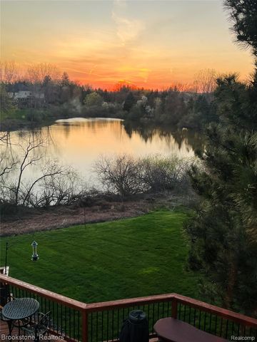 4054 Calumet Drive W, Oakland Charter Township, MI 48306