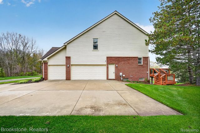 4054 Calumet Drive W, Oakland Charter Township, MI 48306