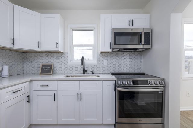 2105 Manatee Avenue, Ferndale, MI 48220