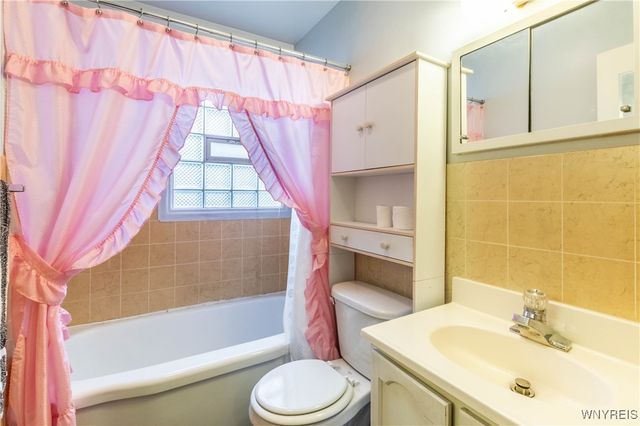 82 Penarrow Drive, Tonawanda, NY 14150