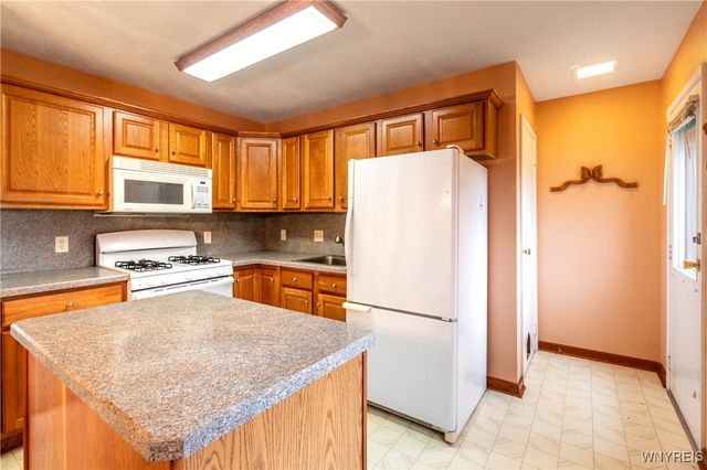 82 Penarrow Drive, Tonawanda, NY 14150