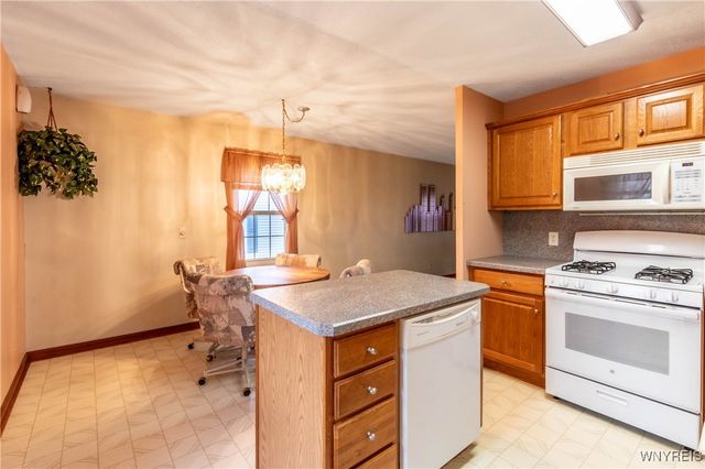 82 Penarrow Drive, Tonawanda, NY 14150