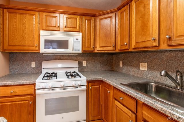 82 Penarrow Drive, Tonawanda, NY 14150