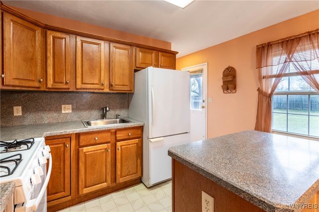 82 Penarrow Drive, Tonawanda, NY 14150