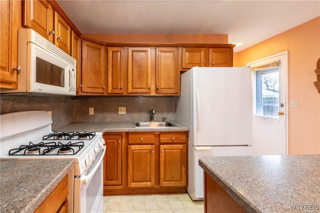 82 Penarrow Drive, Tonawanda, NY 14150