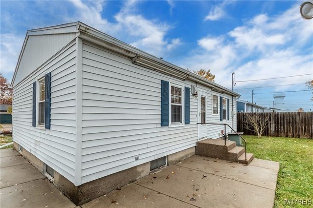 82 Penarrow Drive, Tonawanda, NY 14150