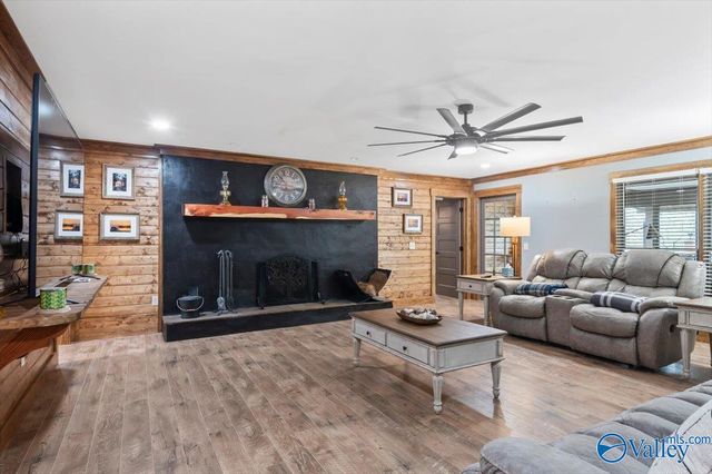 211 Bluff Pointe Road, Guntersville, AL 35976