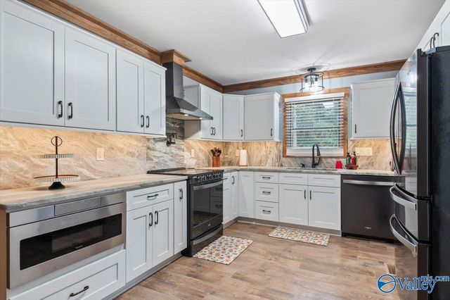 211 Bluff Pointe Road, Guntersville, AL 35976