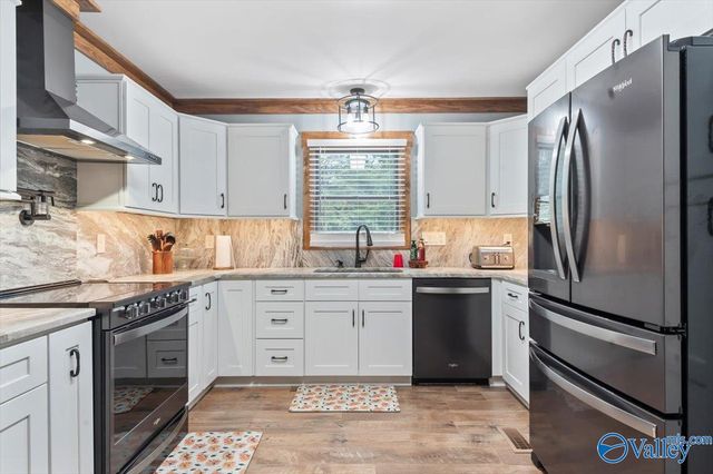 211 Bluff Pointe Road, Guntersville, AL 35976