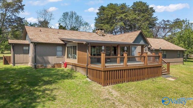 211 Bluff Pointe Road, Guntersville, AL 35976