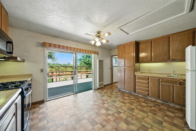 5295 N Hwy 116, Sebastopol, CA 95472
