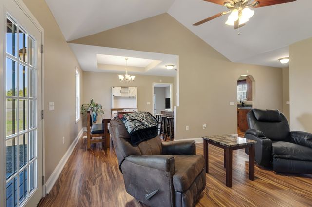 14 Hazelwood Ln, Winchester, TN 37398