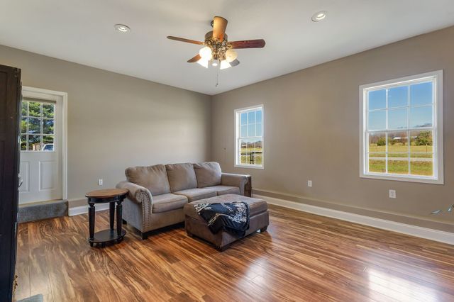 14 Hazelwood Ln, Winchester, TN 37398