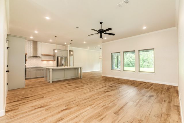 216 Creekside Lane, Lake Jackson, TX 77566