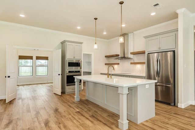 216 Creekside Lane, Lake Jackson, TX 77566