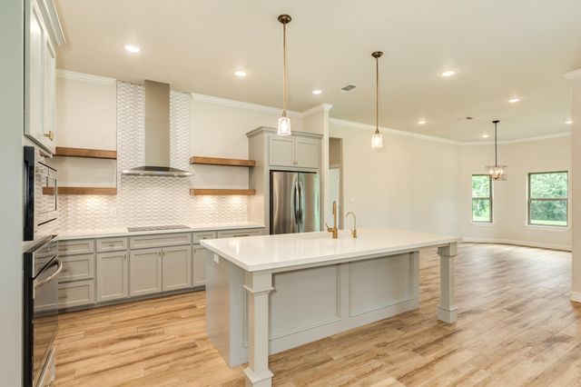 216 Creekside Lane, Lake Jackson, TX 77566