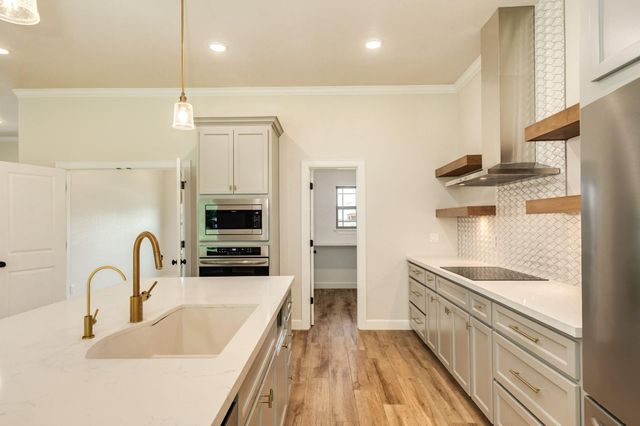 216 Creekside Lane, Lake Jackson, TX 77566
