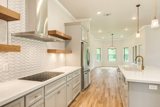 216 Creekside Lane, Lake Jackson, TX 77566