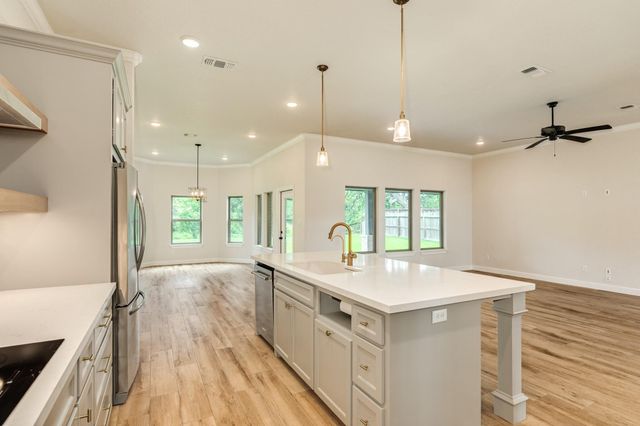 216 Creekside Lane, Lake Jackson, TX 77566