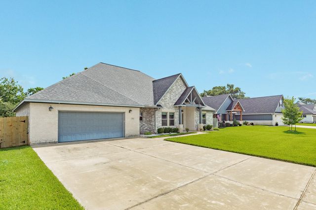 216 Creekside Lane, Lake Jackson, TX 77566