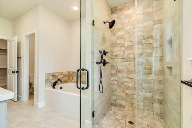 216 Creekside Lane, Lake Jackson, TX 77566