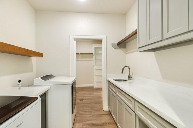 216 Creekside Lane, Lake Jackson, TX 77566