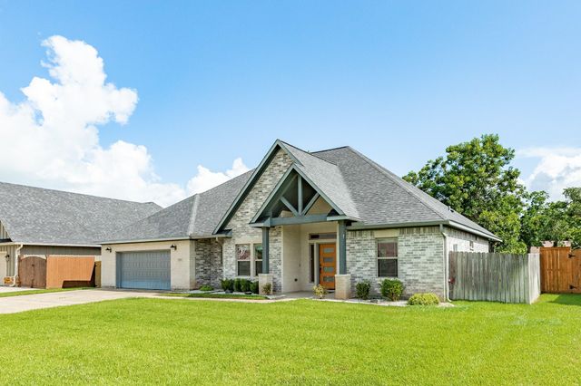 216 Creekside Lane, Lake Jackson, TX 77566