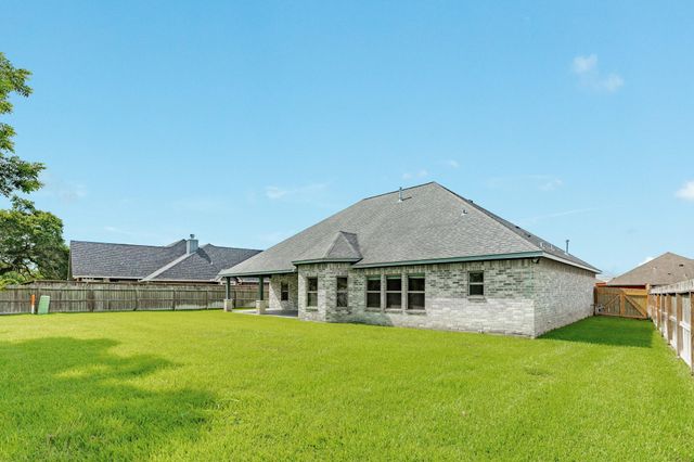 216 Creekside Lane, Lake Jackson, TX 77566