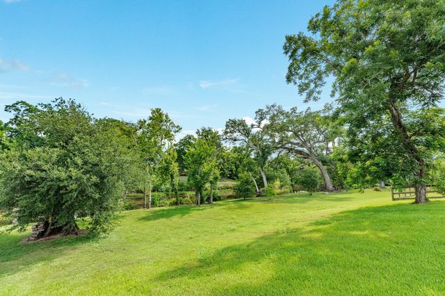 216 Creekside Lane, Lake Jackson, TX 77566