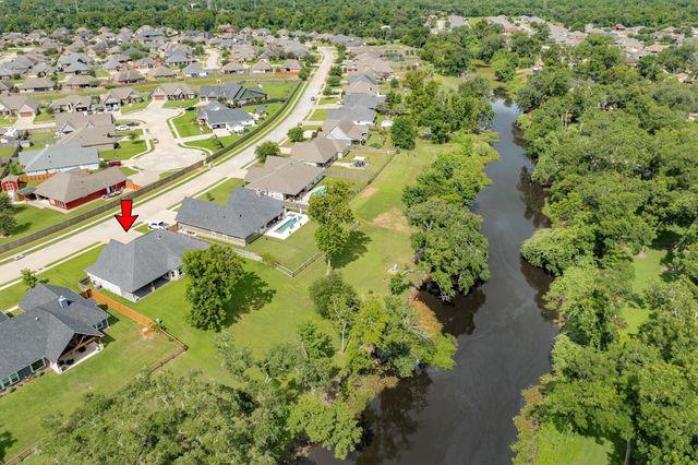 216 Creekside Lane, Lake Jackson, TX 77566