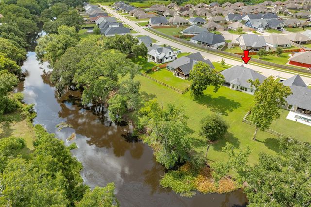 216 Creekside Lane, Lake Jackson, TX 77566