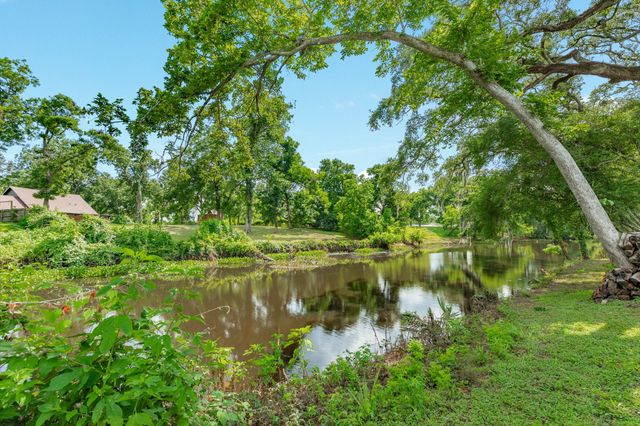 216 Creekside Lane, Lake Jackson, TX 77566