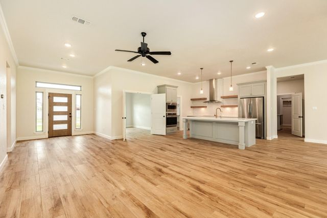 216 Creekside Lane, Lake Jackson, TX 77566