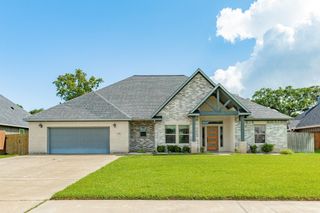 216 Creekside Lane, Lake Jackson, TX 77566