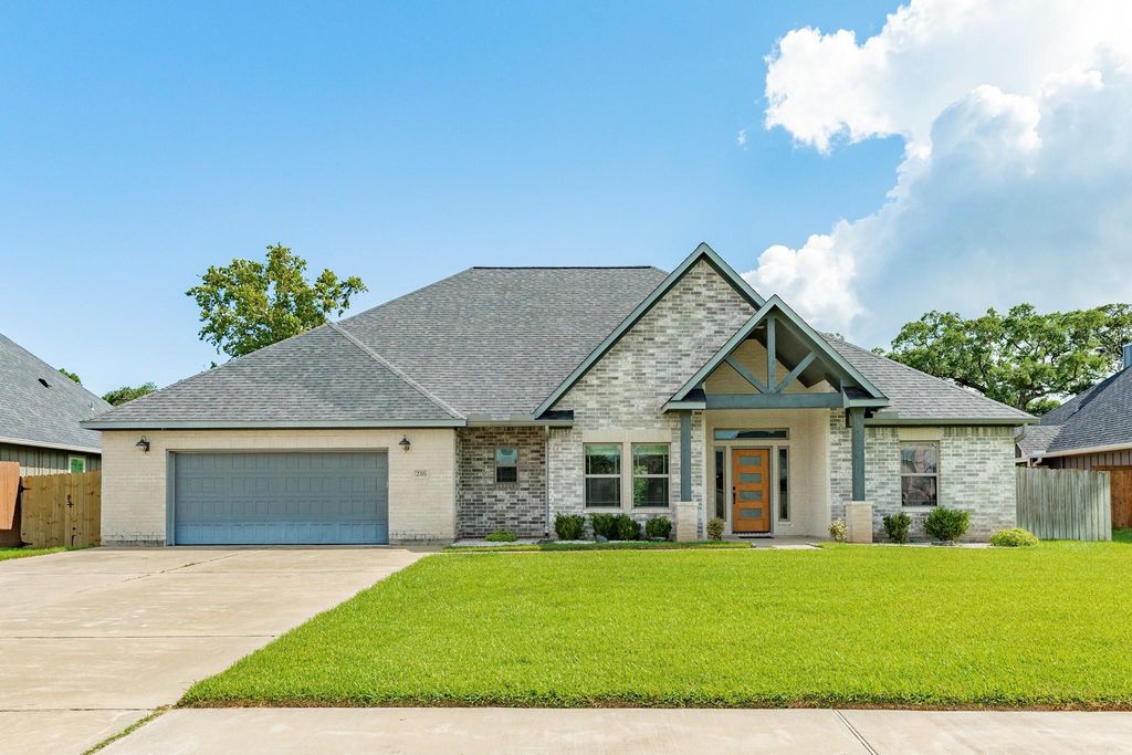 216 Creekside Lane, Lake Jackson, TX 77566