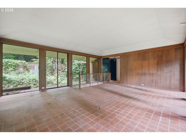 10933 S RIVERSIDE Dr, Portland, OR 97219