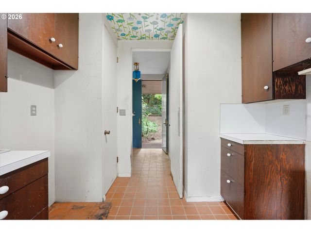 10933 S RIVERSIDE Dr, Portland, OR 97219