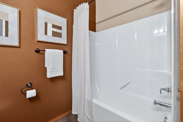 1003 S Henry Rd, Greenacres, WA 99016