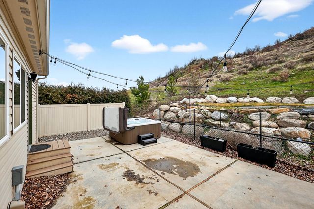 1003 S Henry Rd, Greenacres, WA 99016