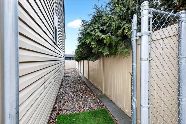 1003 S Henry Rd, Greenacres, WA 99016