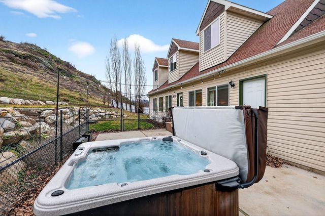 1003 S Henry Rd, Greenacres, WA 99016