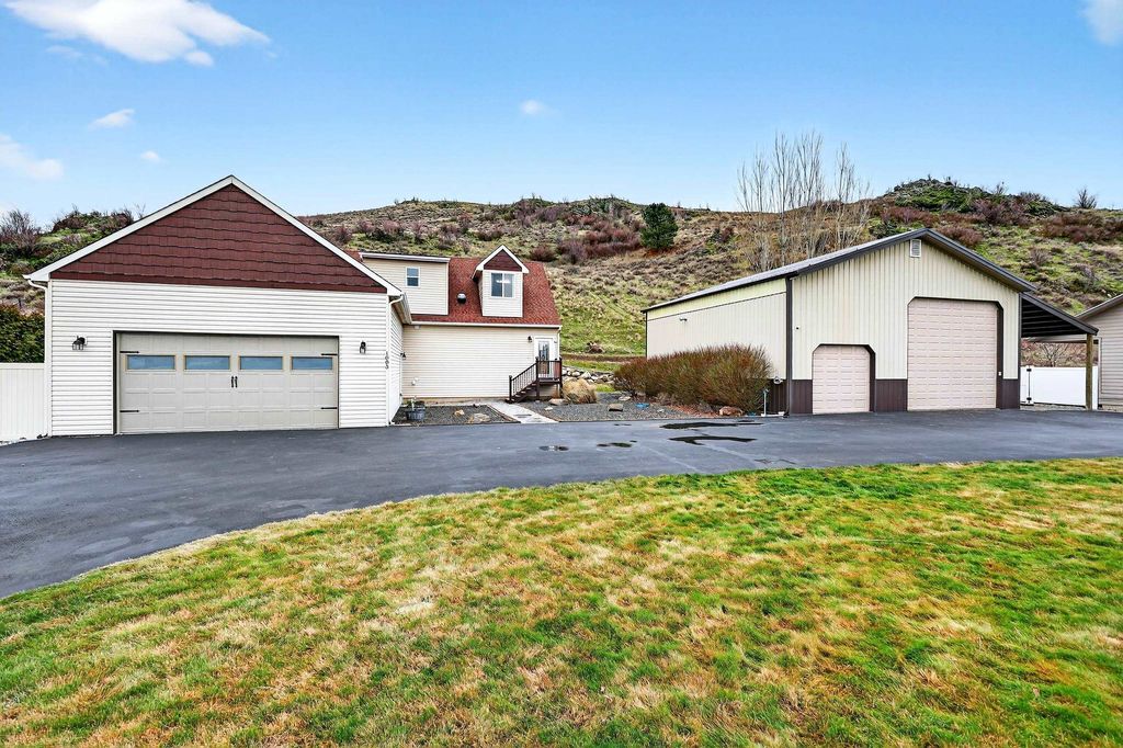 1003 S Henry Rd, Greenacres, WA 99016