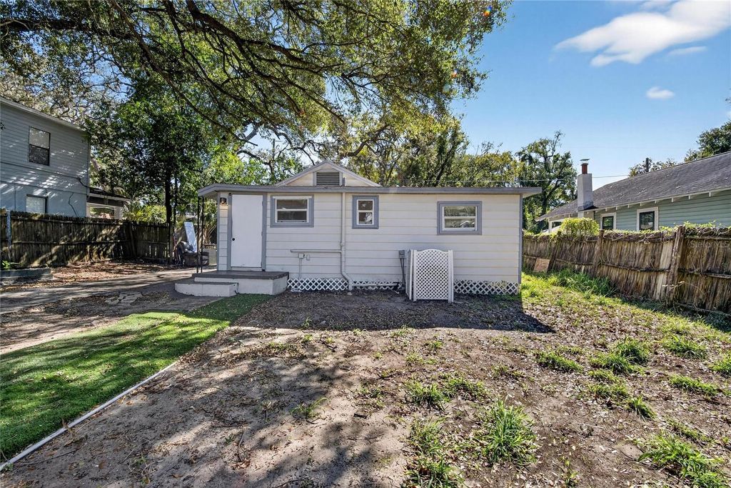 Image 28 of property listing at 1210 E CAYUGA STREET, Tampa, FL 33603