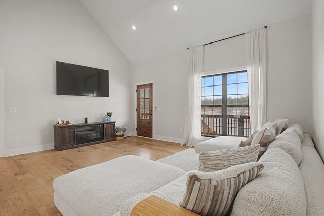 638 Howell Rd, Westmoreland, TN 37186