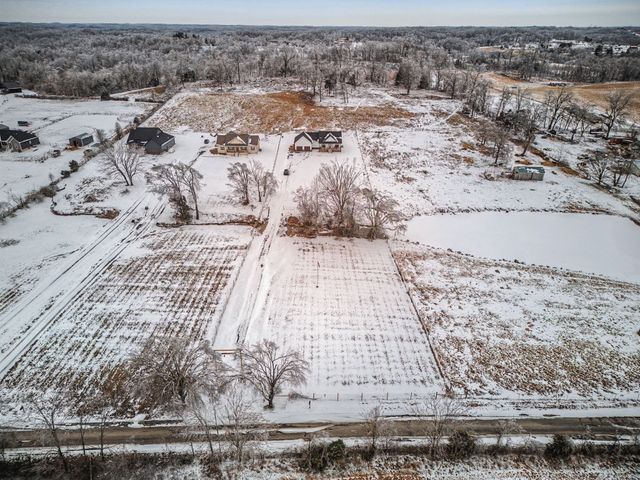 638 Howell Rd, Westmoreland, TN 37186