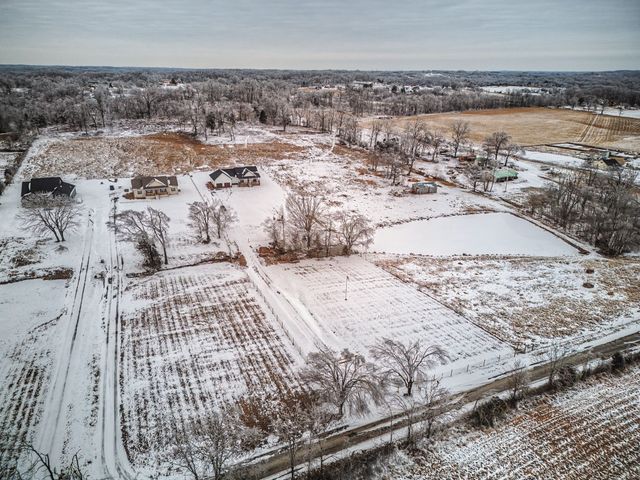 638 Howell Rd, Westmoreland, TN 37186