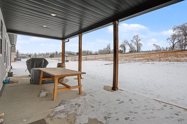 638 Howell Rd, Westmoreland, TN 37186