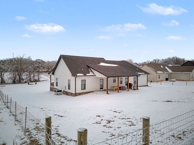 638 Howell Rd, Westmoreland, TN 37186