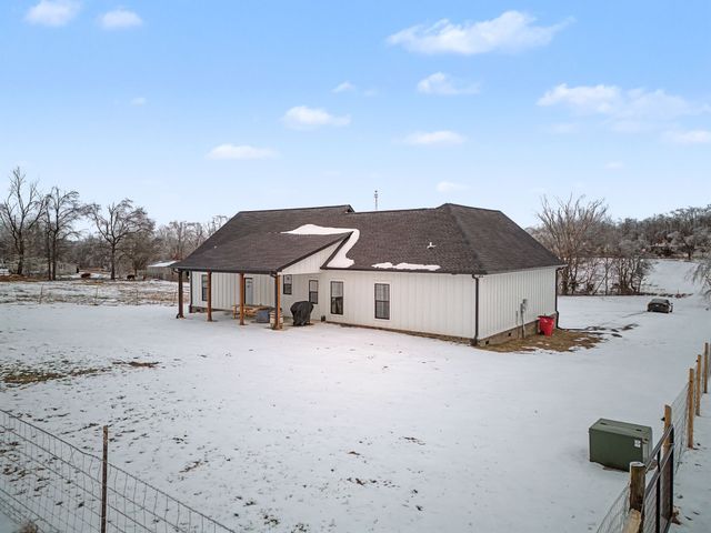 638 Howell Rd, Westmoreland, TN 37186